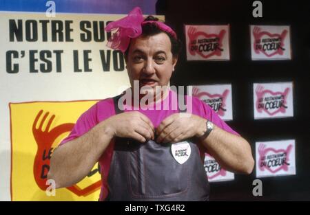 Coluche sur TF1 dans une émission spéciale à l'appui de les Restos du Cœur le 26 janvier 1986. Banque D'Images