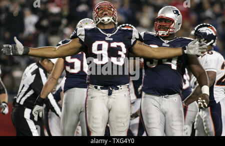 Le joueur de ligne défensive des Patriots de la Nouvelle- Angleterre Richard Seymour (93) célèbre avec coéquipier joueur de ligne défensive Ty Warren (94) après avoir saccagé Seymour Denver Broncos quarterback Jay Cutler (6) dans le troisième trimestre au Stade Gillette de Foxboro, Massachusetts le 20 octobre 2008. Les Patriotes a défait les Broncos 41-7. (Photo d'UPI/Matthew Healey) Banque D'Images