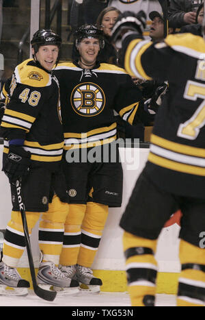 Bruins de Boston center David Krejci (C) est félicité par coéquipiers défenseur Matt Hunwick de Boston (48) et de droite Michael Ryder (73) après Krejci a marqué à la première période contre les Canadiens de Montréal au TD Banknorth Garden de Boston, Massachusetts le 16 avril 2009. (Photo d'UPI/Matthew Healey) Banque D'Images