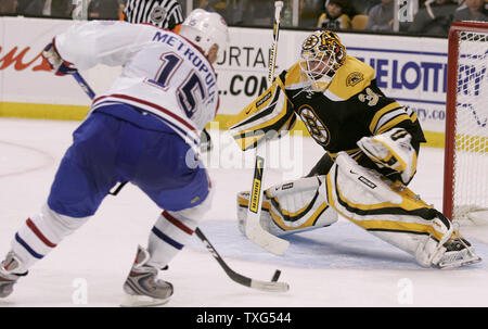 Glen Metropolit Centre Canadien de Montréal (15) déclenche un tir sur le gardien des Bruins de Boston, Tim Thomas (30) dans la deuxième période de TD Banknorth Garden de Boston, Massachusetts le 16 avril 2009. La défaite des Bruins le Canadien 4-2. (Photo d'UPI/Matthew Healey) Banque D'Images