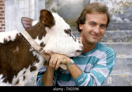 Le comédien français et l'imitateur Yves Lecoq sur sa propriété, située dans le département de la Somme, Suzanne's Castle. 18 août 1986 Banque D'Images