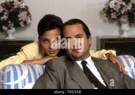 L'écrivain français Paul-Loup Sulitzer et son épouse Alejandra Di Andia au Festival du Film Américain de Deauville en septembre 1989. Banque D'Images