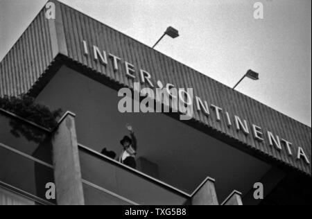 *** *** PHOTO FICHIER Michael Jackson vagues pour les fans de la terrasse de l'InterContinental Hotel Prague, République tchèque, le 3 septembre 1996. (CTK Banque D'Images