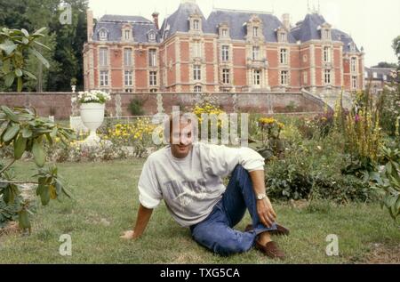 Le comédien français et l'imitateur Yves Lecoq sur sa propriété, située dans le département de la Somme, Suzanne's Castle. 18 août 1986 Banque D'Images