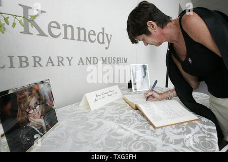 Joan Carter de Destin, Floride signe un livre de condoléances pour Eunice Kennedy Shriver à la John F. Kennedy Presidential Library and Museum à Boston, Massachusetts le 11 août 2009. Shriver est décédé tôt mardi à Hyannis, Massachusetts à l'âge de 88 ans. UPI/Matthew Healey Banque D'Images