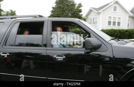 Le gouverneur de la Californie, et mari de Maria Shriver, Arnold Schwarzenegger est chassée de la maison d'Eunice et Sargent Shriver à Hyannisport, Massachusetts le 12 août 2009. Eunice Shriver est décédé tôt mardi à Hyannis, Massachusetts à l'âge de 88 ans. UPI/Matthew Healey Banque D'Images