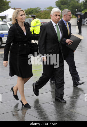Le sénateur Chris Dodd (D-CT) arrive au service commémoratif pour Edward Kennedy à la John F. Kennedy Presidential Library and Museum à Boston le 28 août 2009. Le sénateur Kennedy, décédé mardi tard dans la nuit à l'âge de 77 ans, sera enterré dans le cimetière d'Arlington demain après un enterrement à Boston. UPI/Kevin Dietsch. Banque D'Images
