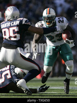 Running back des Dolphins de Miami Ronnie Brown (23) frais autour de New England Patriots linebacker Tully Banta-Cain (95) sur un report au premier trimestre au Stade Gillette de Foxboro, Massachusetts le 8 novembre 2009. UPI/Matthew Healey Banque D'Images