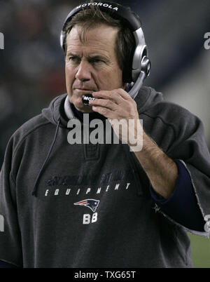 New England Patriots Head coach Bill Belichick parle dans son casque pendant le match contre les Jets de New York au Stade Gillette de Foxboro, Massachusetts le 22 novembre 2009. Les Patriotes défait les Jets 31-14. UPI/Matthew Healey Banque D'Images