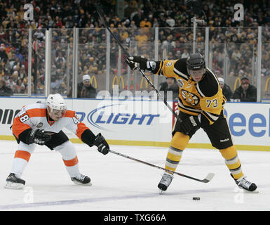Bruins de Boston aile droite Michael Ryder (73) lignes d'un coup avec les Flyers de Philadelphie center Danny Briere (48) derrière lui dans la première période de la LNH Bridgestone Winter Classic 2010 à Fenway Park à Boston, Massachusetts, le jour du Nouvel An, le 1er janvier 2010. Ryder a été arrêtée sur le jeu. UPI/Matthew Healey Banque D'Images