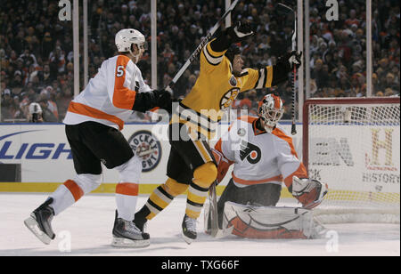 Bruins de Boston l'aile gauche Marco Sturm (16) célèbre son but contre les heures supplémentaires gagnant jeu gardien de but des Flyers de Philadelphie Michael Leighton (49) avec le défenseur des Flyers Braydon Coburn (5) derrière lui dans la LNH Bridgestone Winter Classic 2010 à Fenway Park à Boston, Massachusetts, le jour du Nouvel An, le 1er janvier 2010. UPI/Matthew Healey Banque D'Images