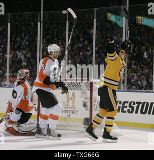 Bruins de Boston l'aile gauche Marco Sturm (16) célèbre son but contre les heures supplémentaires gagnant jeu gardien de but des Flyers de Philadelphie Michael Leighton (49) avec le défenseur des Flyers Braydon Coburn (5) derrière lui dans la LNH Bridgestone Winter Classic 2010 à Fenway Park à Boston, Massachusetts, le jour du Nouvel An, le 1er janvier 2010. UPI/Matthew Healey Banque D'Images