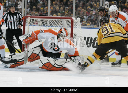 Gardien de but des Flyers de Philadelphie Michael Leighton (49) arrête un tir de Bruins de Boston Centre Marc Savard (91) en heures supplémentaires de la LNH Bridgestone Winter Classic 2010 à Fenway Park à Boston, Massachusetts, le jour du Nouvel An, le 1er janvier 2010. Les Bruins, a vaincu les Flyers 2-1 en prolongation. UPI/Matthew Healey Banque D'Images
