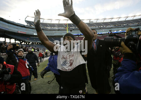 Baltimore Ravens secondeur Ray Lewis (52) vagues à l'autre les corbeaux fans après l'AFC Wildcard match contre les New England Patriots au Stade Gillette de Foxboro, Massachusetts le 10 janvier 2010. Les Ravens défait les Patriots 33-14. UPI/Matthew Healey Banque D'Images