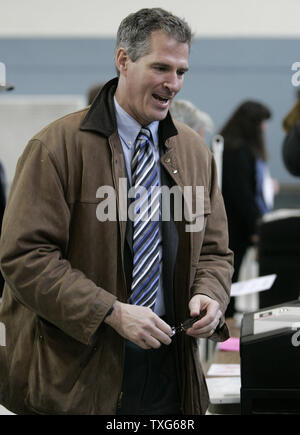 Massachusetts State Sen. Scott Brown, R-Wrentham, parle à des journalistes après le vote à l'Delaney Elementary School à Wrentham, Massachusetts le Mardi, Janvier 19, 2010. Brown est en marche contre le procureur général démocrate Martha Coakley dans une élection spéciale pour combler le Sénat américain siège laissé vide par la mort de la sénateur Edward M. Kennedy, D-Mass. UPI/Matthew Healey Banque D'Images