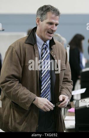 Massachusetts State Sen. Scott Brown, R-Wrentham, parle à des journalistes après le vote à l'Delaney Elementary School à Wrentham, Massachusetts le Mardi, Janvier 19, 2010. Brown est en marche contre le procureur général démocrate Martha Coakley dans une élection spéciale pour combler le Sénat américain siège laissé vide par la mort de la sénateur Edward M. Kennedy, D-Mass. UPI/Matthew Healey Banque D'Images