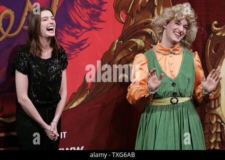 L'actrice Anne Hathaway rire avec un membre de l'Université Harvard Hasty Pudding la troupe théâtrale vêtus de glisser pendant le pudding précipité cérémonie Femme de l'année dans le nouveau théâtre du Collège à Cambridge, Massachusetts le 28 janvier 2010. UPI/Matthew Healey Banque D'Images