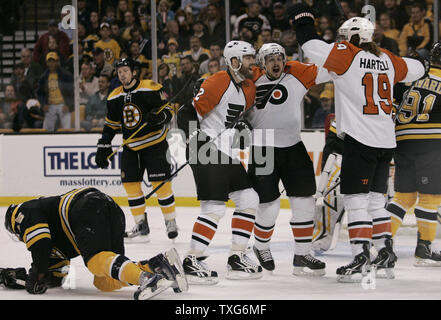 L'aile gauche des Flyers de Philadelphie Scott Hartnell (19) est félicité par coéquipiers aile gauche Ville Leino (L) et Danny Briere centre (C) après l'Hartnell a marqué à la première période au TD Garden de Boston, Massachusetts le 10 mai 2010. UPI/Matthew Healey Banque D'Images