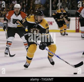 Bruins de Boston aile droite Miroslav Satan (81) cherche un joueur avec les Flyers de Philadelphie center Darroll Powe (36) leur poursuite dans la deuxième période à la TD Garden à Boston, Massachusetts le 10 mai 2010. UPI/Matthew Healey Banque D'Images