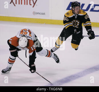 Bruins de Boston center Vladimir Sobotka (60) lance sur l'aile gauche des Flyers de Philadelphie Scott Hartnell (19) dans la première période à la TD Garden à Boston, Massachusetts le 14 mai 2010. UPI/Matthew Healey Banque D'Images