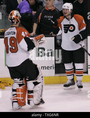 L'aile droite des Flyers de Philadelphie Arron Asham (45) célèbre avec coéquipier gardien Michael Leighton (49) après la défaite des Flyers les Bruins 4-3 en match 7 de la demi-finale de conférence de l'Est de la LNH au TD Garden de Boston, Massachusetts le 14 mai 2010. UPI/Matthew Healey Banque D'Images