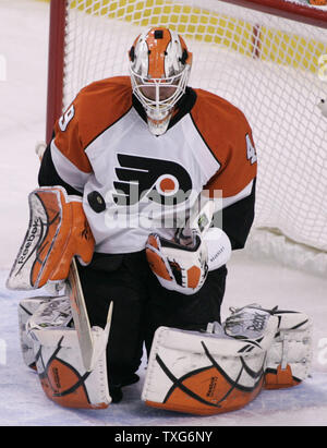 Gardien de but des Flyers de Philadelphie Michael Leighton (49) arrête un tir par les Bruins de Boston dans la première période de Match 7 de la demi-finale de conférence de l'Est de la LNH au TD Garden de Boston, Massachusetts le 14 mai 2010. Les Flyers ont battu les Bruins 4-3. UPI/Matthew Healey Banque D'Images