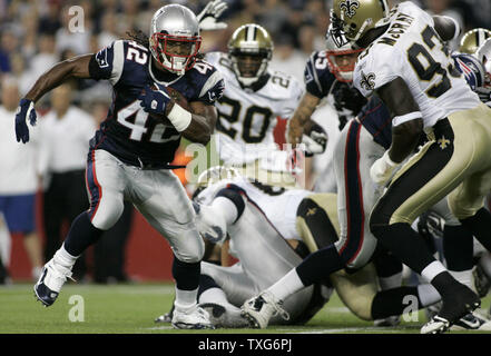 New England Patriots BenJarvus Green-Ellis se précipite contre les New Orleans Saints au deuxième trimestre au Stade Gillette de Foxboro, Massachusetts le 12 août 2010. UPI/Matthew Healey Banque D'Images