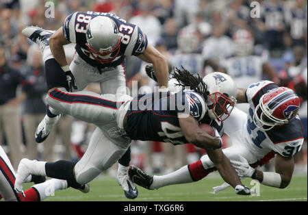 New England Patriots BenJarvus Green-Ellis running back (42) voiles dans les airs avec coéquipier Wes Welker reciver large comme Green-Ellis est abordé par les Bills de Buffalo Jairus Byrd sécurité sur un report au deuxième trimestre au Stade Gillette de Foxboro, Massachusetts le 26 septembre 2010. Les Patriotes a défait les factures 38-30. UPI/Matthew Healey Banque D'Images