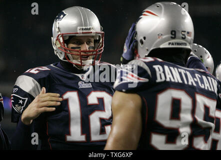 New England Patriots quarterback Tom Brady (12) donne un cinq à Tully Banta-Cain linebacker teammate (95) au cours du jeu avant le contre les New York Jets au Stade Gillette de Foxboro, Massachusetts le 6 décembre 2010. UPI/Matthew Healey Banque D'Images