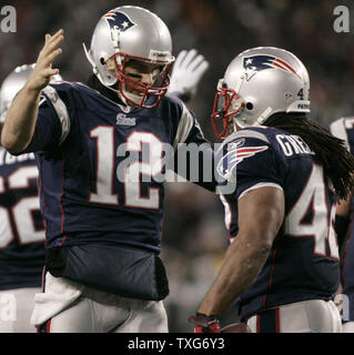 New England Patriots quarterback Tom Brady félicite BenJarvus Green-Ellis teammate (42) après avoir marqué sur un Green-Ellis cinq verges au quatrième quart contre les Jets de New York au Stade Gillette de Foxboro, Massachusetts le 6 décembre 2010. Les Patriotes défait les Jets 47-3. UPI/Matthew Healey Banque D'Images