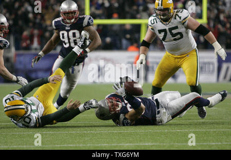 New England Patriots linebacker Tully Banta-Cain (95) atteint d'une balle après avoir tâtonné limogeage Green Bay Packers Quarterback Matt Flynn (10) le dernier jouer au quatrième trimestre au Stade Gillette de Foxboro, Massachusetts le 19 décembre 2010. Les Patriotes a défait les packers 31-27. UPI/Matthew Healey Banque D'Images