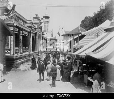 Exposition de Paris de 1889 : L'Esplanade des Invalides avec le pavillon de l'Annam et au Tonkin sur la gauche. Aujourd'Annam et Tonkin sont connus comme le Vietnam mais à ce moment étaient une partie de l'Indochine française Banque D'Images