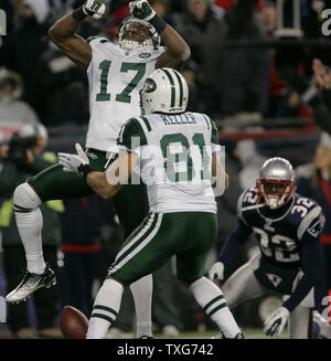 New York Jets receveur Braylon Edwards (17) célèbre avec son coéquipier touchdown tight end Dustin Keller (81) au deuxième trimestre de l'AFC division match contre les New England Patriots au Stade Gillette de Foxboro, Massachusetts le 16 janvier 2011. UPI/Matthew Healey Banque D'Images