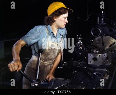 World War II : USA femme travailleuse de guerre dans les années 40. Pendant la guerre, les femmes sur le front intérieur a pris en charge un grand nombre d'emplois traditionnellement occupés par des hommes. Banque D'Images