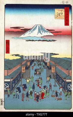 Utagawa Hiroshige école japonaise de Suroga-Cho : 'une centaine de célèbres' Edo - Scène de rue à Tokyo, au Japon, avec l'sumit du Mont Fuji dans les nuages flottants apparemment sur bois Banque D'Images