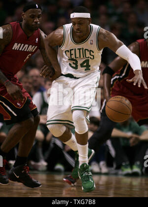 Boston Celtics Paul Pierce (34) écheveaux avec Miami Heat LeBron James en avant dans la première moitié de la demi-finale de conférence de l'Est au TD Garden de Boston, Massachusetts, le 7 mai 2011. UPI/Matthew Healey Banque D'Images