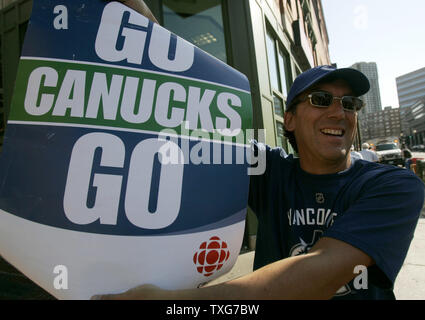 Vancouver Canucks fan Paul Brownlow de Seattle, WA contient jusqu'sa pour un signe des Canucks Boston Bruins fan hors caméra avant le jeu 3 de la finale de la coupe Stanley à l'extérieur du TD Garden à Boston, Massachusetts, le 6 juin 2011. UPI/Matthew Healey Banque D'Images