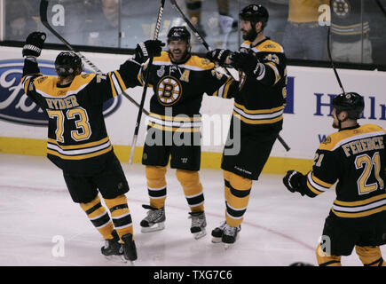 Bruins de Boston aile droite Michael Ryder (73), le défenseur Zdeno Chara (33) et le défenseur Andrew Ference féliciter coéquipier Mark Recchi sur son but contre les Canucks de Vancouver dans la deuxième période de trois jeux de la finale de la Coupe Stanley au TD Garden de Boston, Massachusetts, le 6 juin 2011. UPI/Matthew Healey Banque D'Images