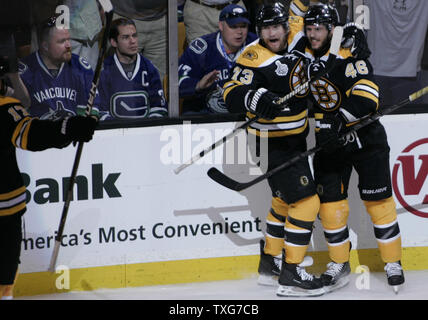 Bruins de Boston l'ailier droit Michael Ryder (73) félicite coéquipier David Krejci (46) après son but contre les Canucks de Vancouver dans la deuxième période de trois jeux de la finale de la Coupe Stanley au TD Garden de Boston, Massachusetts, le 6 juin 2011. Les Bruins, défait les Canucks 8-1. UPI/Matthew Healey Banque D'Images