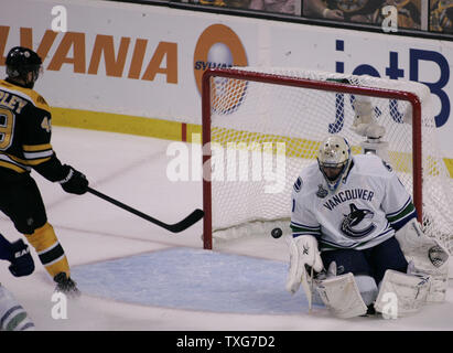 Bruins de Boston center riche Peverley marque contre le gardien Roberto Luongo Canucks de Vancouver dans la première période de quatre jeux de la finale de la Coupe Stanley au TD Garden de Boston, Massachusetts, le 8 juin 2011. UPI/Matthew Healey Banque D'Images