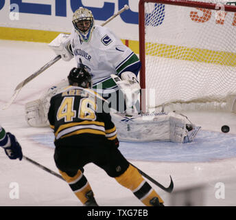 Bruins de Boston center David Krejci (46) incendies un tir large de gardien Roberto Luongo Canucks de Vancouver dans la première période de six jeu de la finale de la Coupe Stanley au TD Garden de Boston, Massachusetts le 13 juin 2011. UPI/Matthew Healey Banque D'Images