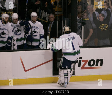 Le gardien des Canucks de Vancouver, Roberto Luongo est tiré du match après l'octroi d'un troisième but pour les Bruins de Boston dans la première période de six jeu de la finale de la Coupe Stanley au TD Garden de Boston, Massachusetts le 13 juin 2011. UPI/Matthew Healey Banque D'Images