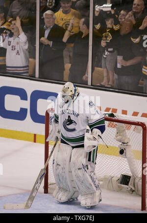 Le gardien des Canucks de Vancouver, Roberto Luongo regarde la glace, après avoir mis en place un troisième but pour les Bruins de Boston dans la première période de six jeu de la finale de la Coupe Stanley au TD Garden de Boston, Massachusetts le 13 juin 2011. UPI/Matthew Healey Banque D'Images