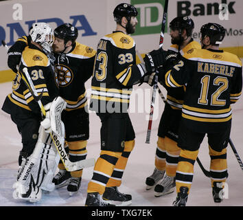 Le gardien des Bruins de Boston, Tim Thomas (30) est le défenseur des Bruins par Andrew Ference après les Bruins, défait les Canucks de Vancouver 5-2 dans le sixième match de la finale de la Coupe Stanley au TD Garden de Boston, Massachusetts le 13 juin 2011. UPI/Matthew Healey Banque D'Images
