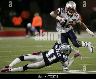 New England Patriots BenJarvus Green-Ellis (42) saute sur Dallas Cowboys Terence évoluait Newman (41) sur un 7-cour porter au quatrième trimestre contre au Stade Gillette de Foxboro, Massachusetts le 16 octobre 2011. Les Patriotes a défait les cowboys 20-16. UPI/Matthew Healey Banque D'Images