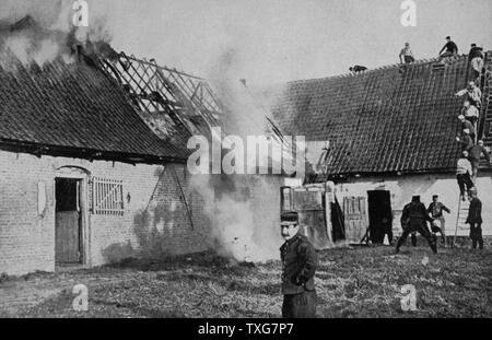 La Première Guerre mondiale : la lutte contre l'incendie dans une ferme de l'Artois, France, incendié par les obus allemands. Être sur la ligne de front entre les forces alliées et allemandes la région a subi de graves dommages. À partir de 'Le Flambeau", Paris, 18 septembre 1915. Banque D'Images