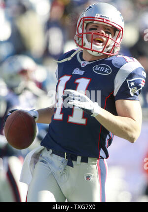 New England Patriots receveur Julian Edelman se réchauffe avec son équipe avant le match contre les Dolphins de Miami au Stade Gillette de Foxboro, Massachusetts le 24 décembre 2011. UPI/Matthew Healey Banque D'Images