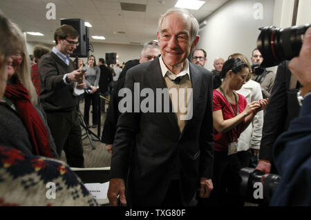 Le candidat présidentiel républicain Ron Paul, serre la main avec un supporter après avoir parlé au siège de Timberland à Exeter, New Hampshire, 9 janvier 2012. UPI/Matthew Healey Banque D'Images