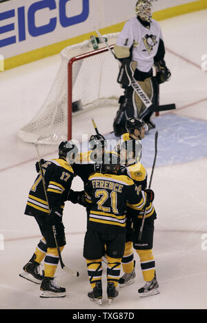 Les Bruins de Boston de célébrer un but par l'avant Milan Lucic (17) contre le gardien des Penguins de Pittsburgh Brent Johnson (1) dans la deuxième période à la TD Garden de Boston, Massachusetts, le 3 avril 2012. UPI/Matthew Healey Banque D'Images