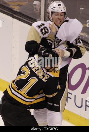 Les Penguins de Pittsburgh James Neal (18) et le défenseur des Bruins de Boston, Andrew Ference lutte dans la deuxième période à la TD Garden de Boston, Massachusetts, le 3 avril 2012. UPI/Matthew Healey Banque D'Images